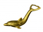 BRONZE, um (1) abridor de garrafas confeccionado em bronze representando golfinho, medindo 12,5cm de comprimento.