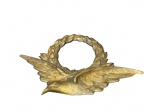BRONZE, um (1) aplique/ornamento confeccionado em bronze representando ave em voo (tipo andorinha) com guirlanda de louros ao fundo, peça de temática clássica/ornamental, indicada para composição em parede, móvel ou painel decorativo, medindo 25x39cm.