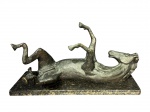 ESCULTURA, uma (1) grande escultura confeccionada em ferro fundido representando cavalo deitado, apoiado sobre base retangular em mármore escuro, medindo 24x52x20cm, apresenta discretos bicados no mármore.