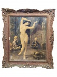 QUADRO, uma (1) reprodução representando cena orientalista com nudez artística feminina em ambiente interno (tipo harém), com personagens ao fundo e elementos arquitetônicos/ornamentais, moldura em madeira com ornamentos florais e vazados, acabamento em tom envelhecido, apresentando falhas na patina, medindo 63,5x56,5cm.
