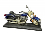 COLECIONISMO, uma (1) miniatura de motocicleta estilo custom, em metal e material sintético, com pintura em azul e detalhes cromados, montada sobre base retangular em plástico rígido a pilha que reproduz o som da moto, não testado e sem garantia de funcionamento, faltando tampa das pilhas, apresenta ausência de pequenas peças e falhas na cromagem, medindo 20x38x11,5cm.