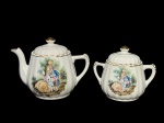 PORCELANA S. JOSÉ, duas (2) peças, sendo: A) 1 bule para chá, medindo 15,5x20,5x10cm e B) 1 açucareiro, medindo 13,5x16x9cm, confeccionadas em porcelana na tonalidade branca moldada por caneluras, com pintura de cena galante em policromia e filetes em ouro.
