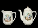 PORCELANA S. JOSÉ, duas (2) peças, sendo: A) 1 bule para café, medindo 17,5x17x7,5cm e B) 1 leiteira, medindo 13,5x14x8cm, confeccionadas em porcelana na tonalidade branca moldada por caneluras, com pintura de cena galante em policromia e filetes em ouro com leves falhas na douração.