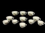 PORCELANA S. JOSÉ, onze (11) xícaras sem pires, sendo 7 para chá e 4 para café, confeccionadas em porcelana na tonalidade branca moldada por caneluras, com pintura de cena galante em policromia e filetes em ouro com leves falhas na douração. 1 para café apresenta bicado, café medindo 4x8x6,5cm e chá 5x10x8,5cm.