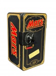 COLECIONISMO, uma (1) lata publicitária da marca Mars, em formato de cofre, com decoração em preto, dourado e vermelho, trazendo inscrições Mars, Private e Safe, com fecho frontal tipo combinação, possivelmente era uma caixa de doces, medindo 10x18x10cm.