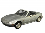 COLECIONISMO, uma (1) miniatura de automóvel conversível Mazda MX-5 Miata, da marca GATE, em metal e material sintético, na cor prata, com capota rebaixada e interior preto, escala 1/18, medindo 22x9cm.