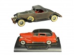 COLECIONISMO, duas (2) miniaturas de automóveis antigos, em metal e material sintético, sendo: A) uma (1) conversível de estilo clássico, em tons escuros, com interior vermelho e pneus de faixa branca, apresenta ausência de algumas peças, possivelmente saia som, tampa para pilhas, medindo 8x25x8,5cm, sinais de oxidação, no estado, e B) uma (1) 1938 Cadillac Fleetwood 1938, em policromia vermelha e preta, montada sobre base expositora em plástico, medindo 5,5x16x6cm.
