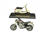 COLECIONISMO, duas (2) miniaturas de motocicletas, em metal e material sintético, sendo: A) uma (1) motoneta Vespa PK 125 Automatica (1984), da marca Maisto, montada sobre base expositora, medindo 6x9,5cm e B) uma (1) motocicleta Triumph 900, apresentando falhas na esmaltagem, medindo 7x12,5cm.