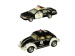 COLECIONISMO, duas (2) miniaturas de viaturas policiais, em metal e material sintético, sendo uma (1) de Chevrolet Caprice 1:43 e uma (1) de modelo Volkswagen Fusca 1:32, ambas da marca KINSMART, ambas em policromia preta e branca, com inscrições Police e elementos decorativos alusivos a viaturas de serviço, maior medindo 12,5x4,5cm e menor 13x5cm.