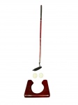 DIVERSOS, conjunto decorativo para golf, acondicionado em estojo em couro na tonalidade preta, sendo:A)  um (1) taco tipo putter com cabo desmontável, B) duas (2) bolas e C) um (1) suporte/base em madeira, em tonalidade avermelhada, medida do estojo 31,5x14,5cm.