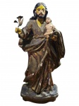 ARTE SACRA, séc. XIX, um (1) imaginário confeccionado em madeira com patina envelhecida representando São José de Botas e Menino Jesus, olhos em vidro, lírio em metal dourado, vestígios de douração na patina, apresentando desgastes na madeira e quebras no Menino, medindo 34cm de altura.
