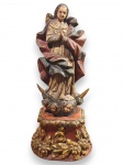 ARTE SACRA, Bahia, séc. XIX, uma (1) imaginária confeccionada em madeira entalhada a mão representando Nossa Senhora da Conceição, olhos em vidro, patina policromada, cabeças de anjos aladas, apoiada sobre base na tonalidade vermelha com guirlanda floral e de folhagens em douração, medindo 31cm de altura.