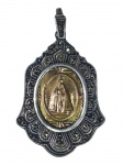 ARTE SACRA, uma (1) medalha religiosa confeccionada em PRATA DE LEI, contrastada 925 mls, parte central representando imagem de Nossa Senhora em placa de OURO AMARELO, borda com incrustação de marcassitas, faltando 3 pedras, medindo 4,7x2,7cm e peso total bruto 9,3g.