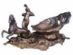 ESTANHO, um (1) porta cartões representando carruagem ao gosto Art Noveau, remete ao deus grego Netuno, apresentando uma carruagem em formato de concha com um cavalo saindo do mar e uma sereia, patina escurecida, apresenta quebra em 1 pé, medindo 19x34x19,5cm.