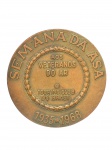 MEDALHA, uma (1) medalha confeccionada em bronze alusiva à Semana da Asa, dedicada aos Veteranos do Ar e ao Touring Club do Brasil, datada de 19351968, apresentando no reverso efígie alusiva a Santos Dumont, medindo 6cm.