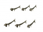 METAL PRATEADO, seis (6) descansos para talheres confeccionados em metal espessurado a prata representando cachorro salsicha (Dachshund ou teckel), medindo 8,5cm de comprimento.
