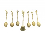 METAL PRATEADO, lote com sete (7) colheres, sendo 1 para açúcar e 6 para café, confeccionadas em metal espessurado a prata com falhas na prateação, cabo cinzelado por figuras distintas e gomos torcidos, necessitam banho de prata.