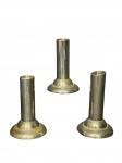 METAL PRATEADO, três (3) castiçais confeccionados em metal espessurado a prata da marca BIJON, corpo cilíndrico, base circular escalonada com fio torcido em relevo, 1 apresenta mossa na base e leves falhas na prateação, medindo 9,5cm.