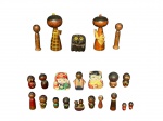 ESCULTURAS, vinte e duas (22) pequenas peças decorativas e brinquedos de coleção, em madeira, sendo figuras antropomórficas, miniaturas torneadas e exemplares no estilo kokeshi, além de uma pequena coruja, maior medindo 7,5cm e menor 1,5cm.