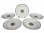 PORCELANA MAUÁ, cinco (5) pratos rasos confeccionados em porcelana nacional na tonalidade branca, parte central decorada por cena galante em policromia, borda com filetes e repuxados em ouro, apresentam falhas na douração, medindo 23,5cm de diâmetro.