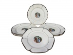 PORCELANA MAUÁ, seis (6) pratos rasos confeccionados em porcelana nacional na tonalidade branca, parte central decorada por cena galante em policromia, borda com filetes e repuxados em ouro, apresentam falhas na douração, medindo 23,5cm de diâmetro.