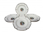 PORCELANA MAUÁ, seis (6) pratos fundos confeccionados em porcelana nacional na tonalidade branca, parte central decorada por cena galante em policromia, borda com filetes e repuxados em ouro, apresentam falhas na douração, medindo 23,5cm de diâmetro.