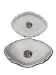 PORCELANA MAUÁ, duas (2) travessas ovais, sendo 1 funda, confeccionadas em porcelana nacional na tonalidade branca, parte central decorada por cena galante em policromia, borda com filetes e repuxados em ouro, apresenta leves falhas na douração, funda medindo 5x30x22cm e rasa 33,5x23,5cm.