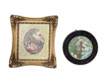 QUADROS, lote com duas (2) reproduções emolduradas, com cenas da época distintas em reprodução, sendo: A) uma (1) em moldura em madeira com patina creme, decoração vegetalista na tonalidade dourada, medindo 20x18cm, desgaste na patina e B) uma (1) em medalhão com forração em tecido preto e metal dourado, medindo 13,5cm.