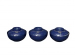 NORITAKE e VARIG, três (3) tigelas com tampa confeccionadas em melanina na tonalidade azul decorado por setas em douração, medindo 6,5x10,5cm.