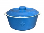 FONTIGNAC (é uma marca francesa ligada ao grupo Arc International, mesma empresa da Luminarc, Arcoroc etc.), uma (1) caçarola confeccionada em porcelana refratária esmaltada na tonalidade azul, decorado por florão relevado, medindo 14x24x21cm.