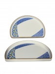 NORITAKE e VARIG, par (2) de petisqueiras meia lua confeccionadas em porcelana na tonalidade branca, decorada por elementos florais e geométricos na tonalidade azul com borda filetada em ouro, medindo 17x12cm.