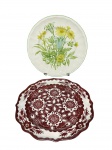 FAIANÇAS, lote com dois (2) pratos decorativos confeccionados em faiança, sendo: A) 1 STAFFORDSHIRE, decorado por elementos florais em policromia borda com recorte relevado e filetada na tonalidade verde, medindo 25,5cm e B) 1 sem manufatura aparente, decorado por elementos florais em monocromia na tonalidade marrom, medindo 25cm.