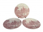 FAIANÇA BURSLEY (Inglaterra), três (3) pratos decorativos confeccionados em faiança inglesa na tonalidade branca, modelo THE POST HOUSE, decorado por cena de carruagem na tonalidade rosa, medindo 20,5cm. 1 com sinais de craquele.