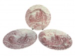 FAIANÇA BURSLEY (Inglaterra), três (3) pratos decorativos confeccionados em faiança inglesa na tonalidade branca, modelo THE POST HOUSE, decorado por cena de carruagem na tonalidade rosa, medindo 23cm.