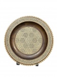 DIVERSOS, um (1) prato decorativo confeccionado em madeira com rica decoração geométrica de tom claro e madre pérola, medindo 25,5cm de diâmetro.