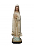 ARTE SACRA, uma (1) imaginária confeccionada em madeira entalhada a mão representando Nossa Senhora de Fátima com patina policromada e realces em douração, medindo 34,5cm de altura.