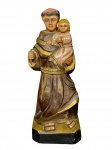 ARTE SACRA, um (1) imaginário confeccionada em madeira entalhada a mão representando Santo Antônio e Menino Jesus com patina policromada e realces em douração, medindo 38cm de altura, apresenta quebra no lírio.