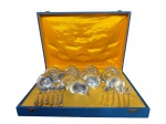 METAL PRATEADO, doze (12) taças para sobremesa com suas respectivas colheres confeccionadas em metal espessurado a prata com bordas repuxadas e alças em elementos vegetalistas, acondicionada em estojo com forração interna na tonalidade amarela e externa na tonalidade preta, taças medem 7x10,5x10cm, e estojo 10x51x36cm, leves falhas externas.