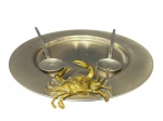 METAL PRATEADO, uma (1) bandeja redonda da manufatura WOLFF, confeccionada em metal niquelado com alça representando caranguejo em bronze, acompanha duas colheres para salada da manufatura RIVA, bandeja medindo 37,5cm.