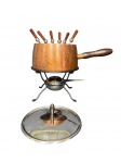 METAL COBREADO e INOX, uma (1) panela de fondue confeccionada em metal cobreado com alça torneada, apoiada sobre sobre base em ferro na tonalidade preta com fogareiro, acompanha 6 espetos, medida total 24x32x16cm.