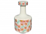 LUIZ SALVADOR, uma (1) garrafa confeccionada em faiança vitrificada na tonalidade branca com pintura floral em policromia, medindo 21cm, apresentando bicado na tampa.