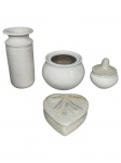 FAIANÇA -  Lote com quatro (4) peças em faiança branca craquelada, composto por: um (1) vaso cilíndrico , medida : 20 cm , um (1) pote globular, medida : 12 cm , uma (1) caixa com tampa em formato de coração , med : 5 x 13 cm , com bicado na tampa  e uma (1) pequena bomboniere com tampa , medida : 13 cm .