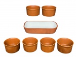 CERÂMICAS, lote com sete (7) peças confeccionadas em cerâmica na tonalidade tijolo, sendo: A) 2 ramekin maiores, medindo 5x10cm, B) 4 ramekin menores, medindo 4x7cm e C) 1 travessa funda com interior porcelanizado, sinais de craquele, medindo 4x20x11cm.