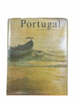 LIVRO, um (1) Portugal, de Carlos Vitorino da Silva Barros. Obra de caráter histórico-cultural e ilustrativo, dedicada à paisagem, costumes, tradições e aspectos sociais de Portugal, acompanhada de imagens fotográficas e textos descritivos. Capa dura, com sinais evidentes de uso e do tempo, apresentando desgastes, marcas e leve desgaste na lombada e extremidades, conforme fotos. Miolo aparentemente íntegro. Item de interesse para colecionadores, apreciadores de história e cultura portuguesa e bibliotecas temáticas.