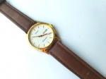 Vintage Coleção, Bonito Relógio Social Seiko Branco e Folheado em ouro, Quartz, medindo 34mm de diâmetro. Vidro Cristal. Segundeiro central. Calendário Duplo. Fundo em Aço de pressão, série V533. Máquina Original Quartz Funcionando, bateria nova em fevereiro de 2026. Pulseira em couro usada boa. Propaganda da BRASIL SAÚDE no mostrador