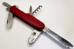 Vintage Coleção, Canivete Suíço Clássico Officier Victorinox 13cm com a Lâmina Menor. A lâmina maior está com a ponta quebrada medindo 15cm. Possui 9cm fechado