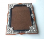 Vintage Coleção, Decoração, Moldura Porta Retratos em madeira nobre com apliques Florais chapeados em relevo, ricamente cinzelados em prata, sem testar. Medindo 30 x 24cm. Leves marcas pelo tempo