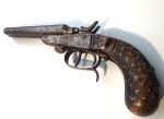 Vintage Bonito Garruchão 23cm, Obsoleto 380,  design final do Sec XVIII e início do Séc XIX, 2 Canos, gravado Automatica de fábrica, 2 Gatilhos. 2 cães. Destrava e Dobra. Cabo Ornamentado, conservado, com suas marcas pelo tempo. Medindo 23cm Total. Niquelagem original de fábrica com marcas do tempo. (COMERCIALIZAÇÃO LEGAL A PARTIR DO DISPOSTO NO art. 3º, inciso XXI do Decreto nº 3.665/2000. Regulamento para a Fiscalização de Produtos Controlados), entende-se por arma obsoleta: 
XXI arma de fogo obsoleta: arma de fogo que não se presta mais ao uso normal, devido a sua munição e elementos de munição não serem mais fabricados, por ser ela própria de fabricação muito antiga ou de modelo muito antigo e fora de uso; 
pela sua obsolescência, presta-se mais a ser considerada relíquia ou a constituir peça de coleção