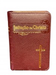 ARTE SACRA, um (1) livro religioso, intitulado Imitação de Christo, em edição de formato diminuto, com capa revestida em material sintético na cor vinho, ornada com dizeres e cruz em dourado, lombada decorada e folhas com douração nas bordas, acondicionado em estojo próprio.