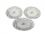 NORITAKE e VARIG, três (3) pratos para pão confeccionados em porcelana na tonalidade branca, decorado por guirlanda de folhagens em monocromia e borda filetada em prata, medindo 16cm.